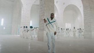 ويجز في لقطة من فيديو عز العرب