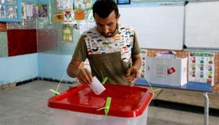 تونسي يدلي بصوته في الاقتراع على دستور جديد