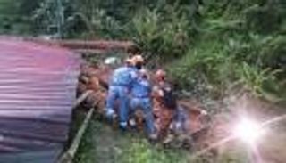 12 قتيلا و22 مفقودا في انهيار أرضي بماليزيا