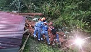 رجال الإنقاذ يسابقون الزمن لإنقاذ العالقين