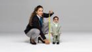 غينيس تكشف عن أقصر رجل في العالم.. يزن 6.5 كجم وطوله صادم (صور)