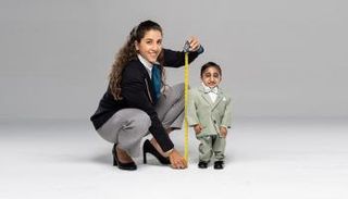 الإيراني أفشين أقصر رجل في العالم