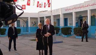 الرئيس التونسي قيس سعيد خلال الإدلاء بصوته في الانتخابات التشريعية