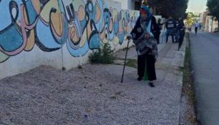 سيدة تونسية تتوجه إلى مركز الاقتراع