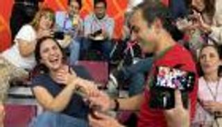 يحدث في كأس العالم.. حفل خطوبة لبناني في مباراة كرواتيا والمغرب