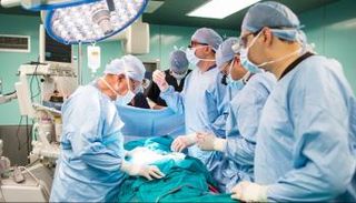 أطباء داخل غرفة عمليات - أرشيفية