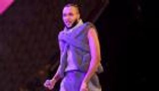 مصطفى كامل يعلق على اختيار ويجز للغناء في ختام المونديال (فيديو)