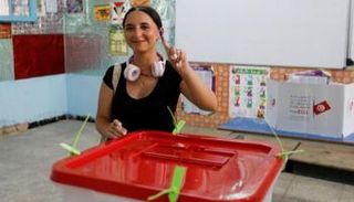 مواطنة تونسية تدلي بصوتها في الانتخابات - رويترز