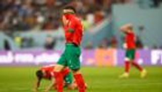 غضب واعتراض.. ماذا فعل لاعبو المغرب بعد خسارة برونزية كأس العالم؟ (صور)