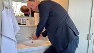 أحد النواب الألمان يحاول الاعتياد على الماء البارد