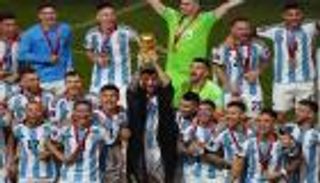 بـ"البشت الخليجي".. ميسي يرفع كأس العالم 2022 (صور وفيديو)