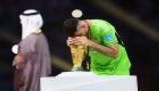 بلقطة خلعت القلوب.. إيميليانو ماريتينيز فتح طريق كأس العالم للأرجنتين (فيديو)