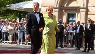 ميركل وزوجها قبل أحد عروض "أوبرا فاغنر"