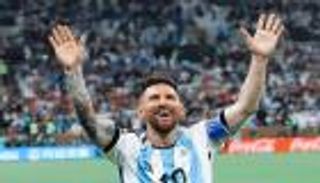 بقيادة برشلونة وبيليه.. تهاني المونديال تحاصر ميسي بروح مارادونا