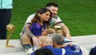 أنتونيلا ووالدته.. 5 صور ترصد احتفالات عائلة ميسي بكأس العالم 2022