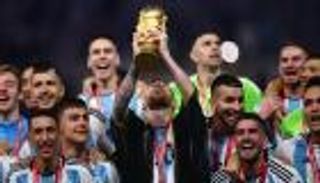 أيقونة كأس العالم.. "بشت" ميسي يظهر في الدوري السعودي