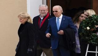 بايدن وزوجته يغادران كنيسة سانت جوزيف للرومان الكاثوليك 