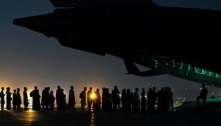 مواطنون أفغان خلال مغادرتهم كابول