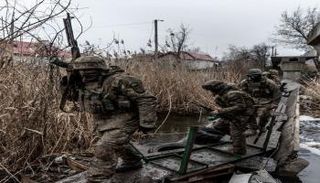 جنود أوكرانيون في باخموت