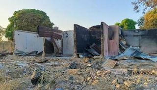 آثار الدمار بعد هجوم مسلحين على قرية في شمال نيجيريا