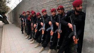 قوات من الأمن الباكستاني خلال إحدى المداهمات - أرشيفية