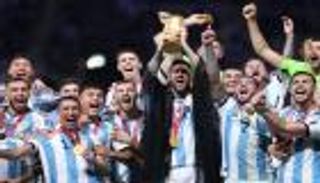 لا يتركه أبدا.. ميسي وكأس العالم جسد واحد لا يفترق (صور)