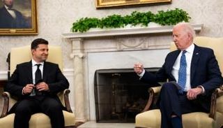 بايدن وزيلينسكي في لقاء سابق