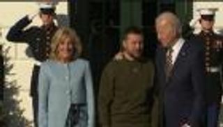 بايدن يستقبل زيلينسكي بالبيت الأبيض.. رسائل دعم وهدايا