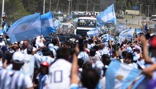 الجماهير الأرجنتينية تحتفل بعودة المنتخب بعد فوزه بكأس العالم- رويترز