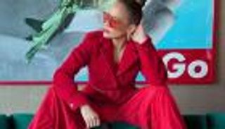 جينيفر لوبيز تستبق الكريسماس بإطلالة سانتا كلوز.. إثارة حمراء (صور)