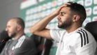 باستثناء لاعب واحد.. لماذا انقلب جمهور الجزائر على الحرس القديم؟