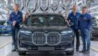 BMW تحتفل بالنسخة 2 مليون من الفئة السابعة.. متى أنتجت السيارة الأولى؟