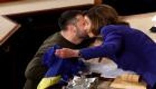 استقبال حافل لزيلينسكي.. جرافتة بايدن وقُبلة بيلوسي وتصفيق الكونغرس 