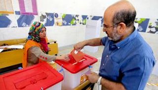 أحد الناخبين يصوت في انتخابات سابقة - أرشيفية
