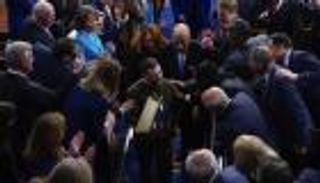 سرية تامة ومخاطر عالية.. تفاصيل خروج زيلينسكي من أوكرانيا 