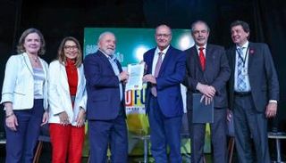 لويس لولا دا سيلفا مع فريق عمله (تويتر)