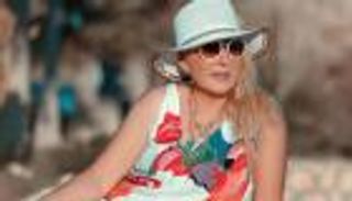 نادية الجندي تختتم 2022 بإطلالة مختلفة.. فستان أبيض مفتوح