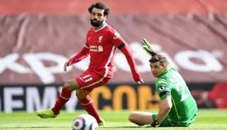 محمد صلاح وإيميليانو مارتينيز في مباراة ليفربول وأستون فيلا - أرشيفية
