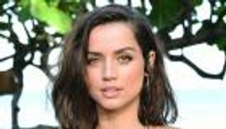 مشهد محذوف للنجمة آنا دي أرماس يورط شركة إنتاج عالمية