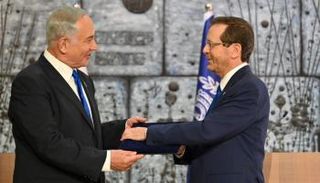 نتنياهو يتسلم من الرئيس الإسرائيلي كتاب التكليف