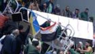 آخر تطورات حالة مصابي انهيار "مدرج السلة" في مصر.. وخلاف حول "الإسعاف"