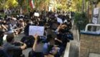 إيران تتشبث بنظرية "الأصابع الخارجية".. حديث عن ضبط خليتين لأجانب