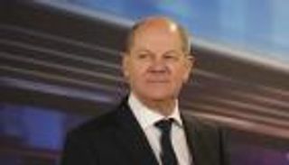 "أناناس" عيد الميلاد.. "سقطة" على حساب مستشار ألمانيا تثير السخرية