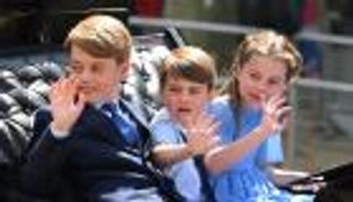 "لحظة عاطفية مؤثرة" تجمع الأمير جورج وشقيقه لويس في احتفالات الكريسماس