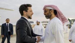 الشيخ طحنون بن زايد آل نهيان خلال استقبال ولي عهد الأردن