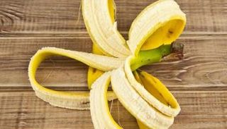 قشر الموز لتبييض الأسنان