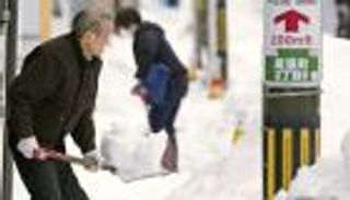 ثلوج قاتلة تغتال 17 في اليابان (فيديو)