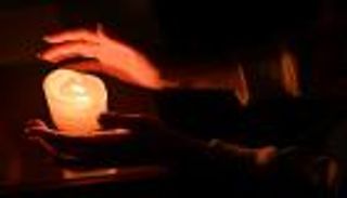 على أضواء الشموع.. اليوغا سبيل نساء كييف لتخطّي مأساة الحرب الأوكرانية