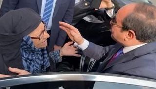جانب من الحوار الذي دار بين الرئيس المصري عبدالفتاح السيسي والسيدة المسنة