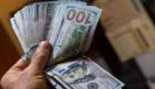 الدينار العراقي ينهار أمام "جنون" الدولار.. صدمة كبيرة بالأسواق